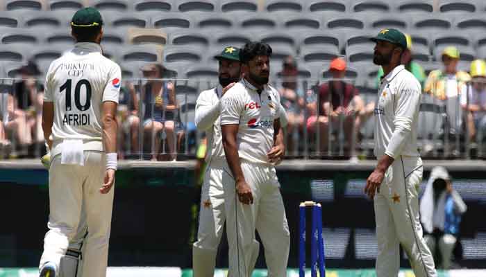 Aamir Jamal (C) is congratulated by teammates after taking the wicket of Australia´s Mitchell Starc on day two of the first Test cricket match between Australia and Pakistan in Perth on December 15, 2023. —AFP