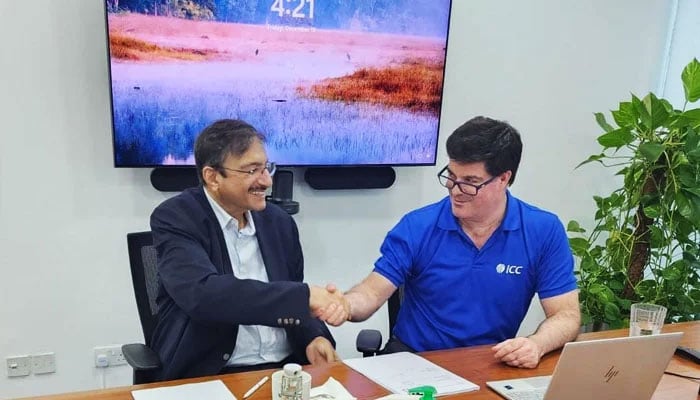 PCB Management Committee Chairman Zaka Ashraf  (left) shakes hands with Jonathan Hall. — PCB