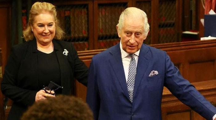 Re Carlo fa una visita a sorpresa alla corte prima della sentenza sul caso del principe Harry