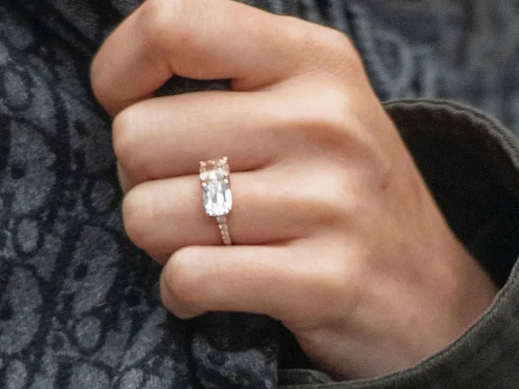 Robert Pattinson puts ring on Suki Waterhouse as pair engaged