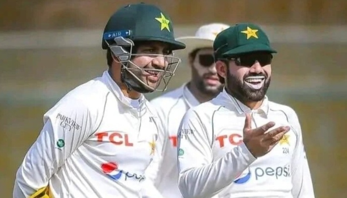 Wicketkeepers Muhammad Rizwan (R) and Sarfaraz Ahmed (L).—AFP