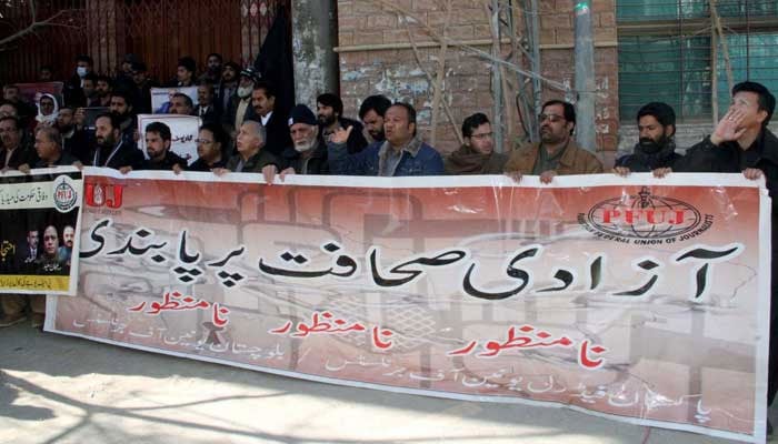 Members of the Quetta Union of Journalists protest against the arrest of journalists on the call of the Federal Union of Journalists (PFUJ), at the Quetta press club on January 26, 2023. — PPI