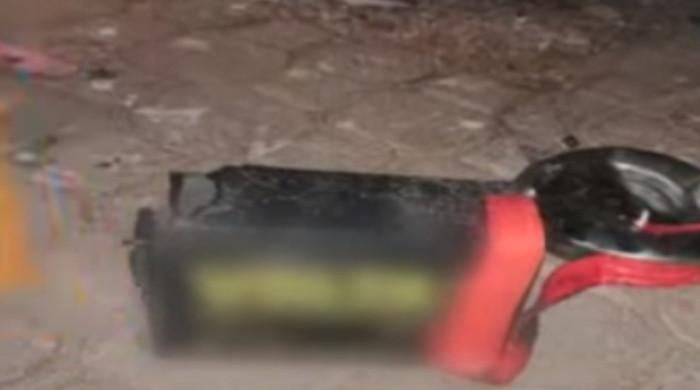 Bomb found in train at Karachi Cantt Station diffused   Bomb found in train at Karachi Cantt Station diffused