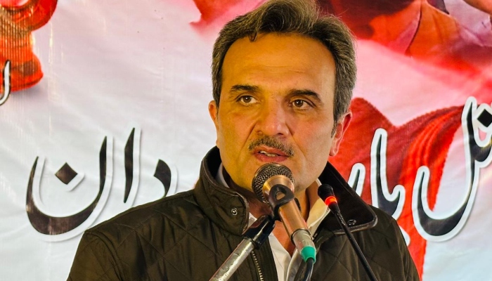 Central Senior Vice President Awami National Party (ANP) Ameer Haider Khan Hoti is addressing an organizational meeting in Mardan on December 25, 2024. —Twitter/ANP