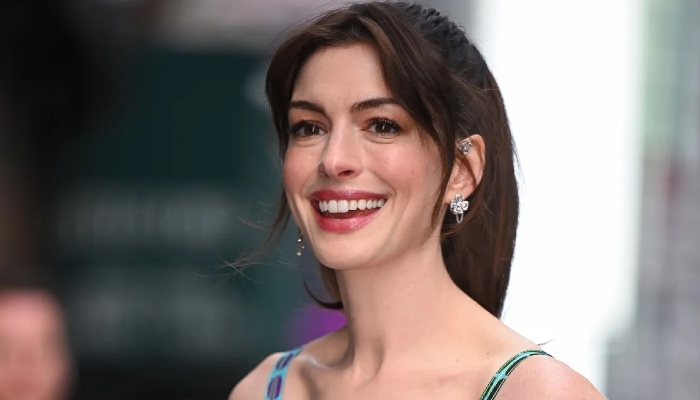 Photo Anne Hathaway accepts she went too far in Eileen