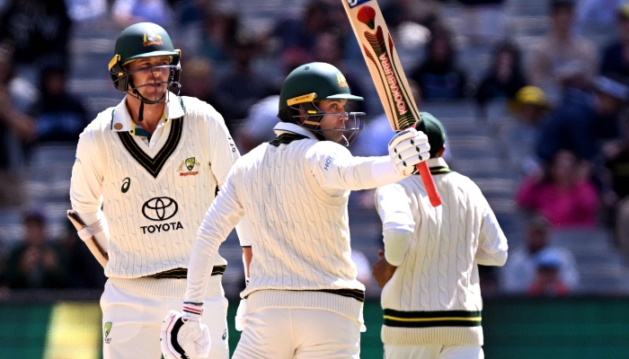 Australian batsman Alex Carey (C) acknowledges the applause after scoring his 50 on the fourth day of the second cricket Test match between Australia and Pakistan at the Melbourne Cricket Ground (MCG) in Melbourne on December 29, 2023. —AFP