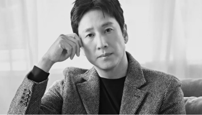 Photo Lee Sun-kyuns wife wells up with grief amid Parasite actor’s funeral