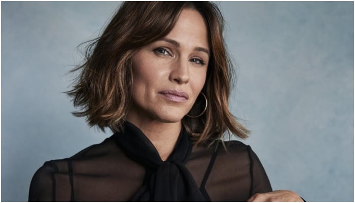 Jennifer Garner bids farewell by tugging at heart-strings : Video