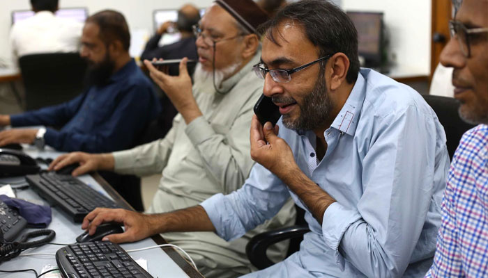 Pakistani stockbrokers monitor share prices during a trading session at the Pakistan Stock Exchange (PSX) in Karachi, Pakistan, 31 July 2023. — INP