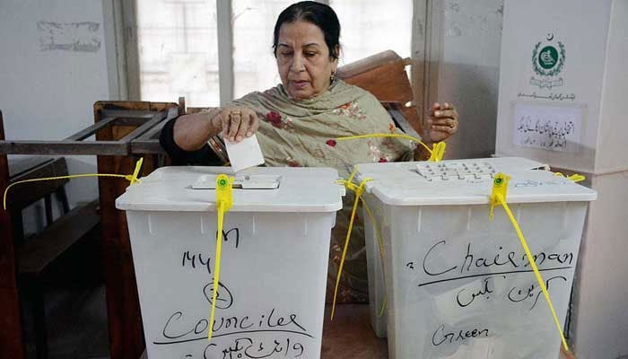 A woman casts her vote at a polling station in the second phase of the local government elections in Karachi on January 15, 2023. — APP