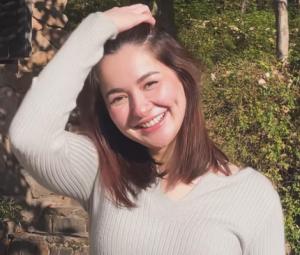 Hania Aamir leaves fans in awe with sun-kissed picture