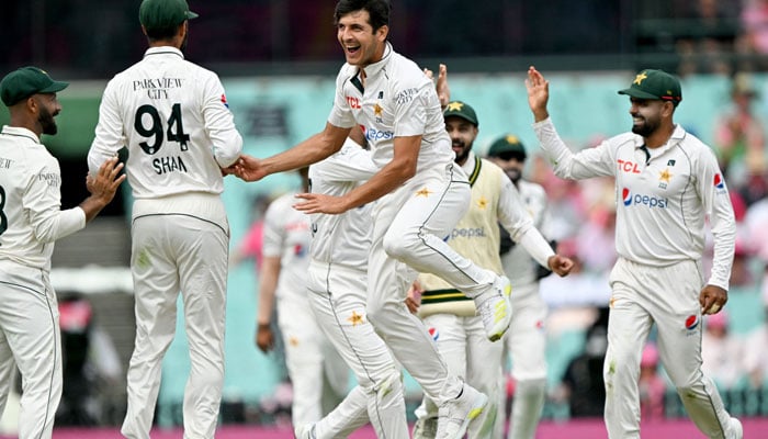 Pakistans double strike shakes Australia in Sydney Test. —x/World_ofCricket