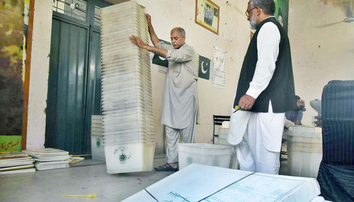 Election Commission of Pakistans (ECP) appointed polling staff to collect ballot boxes and other items from Government High School Model Town. — APP/File