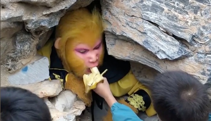 An employee dressed up as Monkey King at Wuzhishan Scenic Area in the northern Chinese province of Hebei.— Jinjinghouge/Douyin