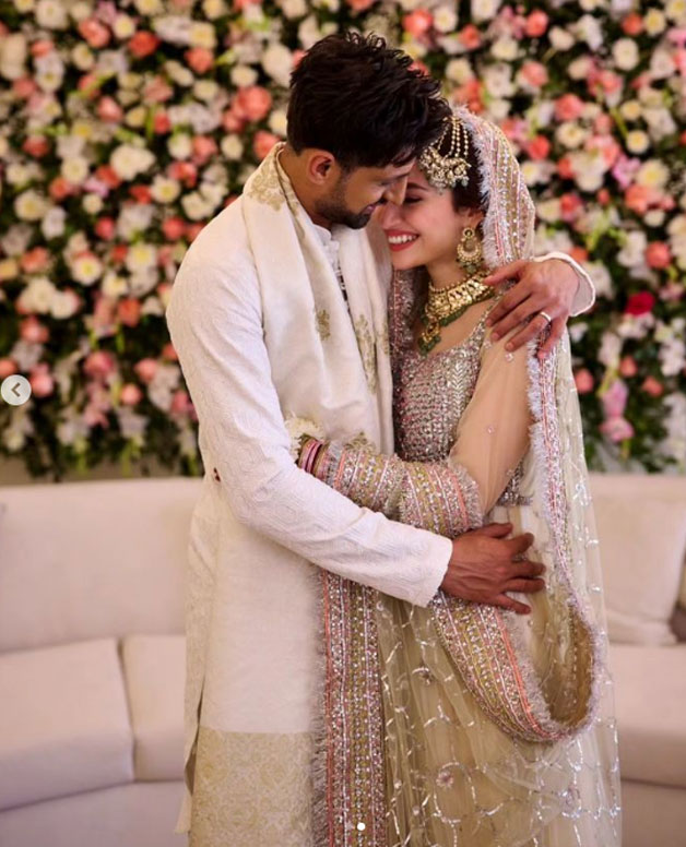 Newlywed couple Shoaib Malik and Sana Javed. — Instagram/sanajaved.official