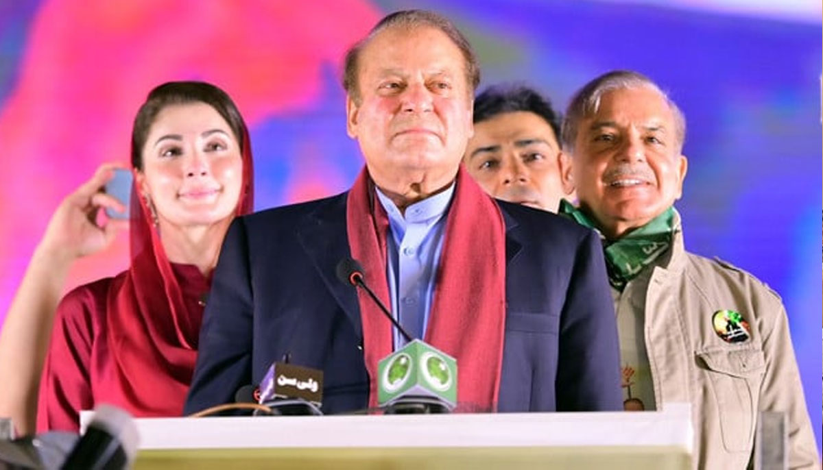 PML-N supremo Nawaz Sharif arrives on stage alongside Shehbaz Sharif and Maryam Nawaz to address a rally at Minar-e-Pakistan in Lahore on Saturday, October 21, 2023. —XPML-N