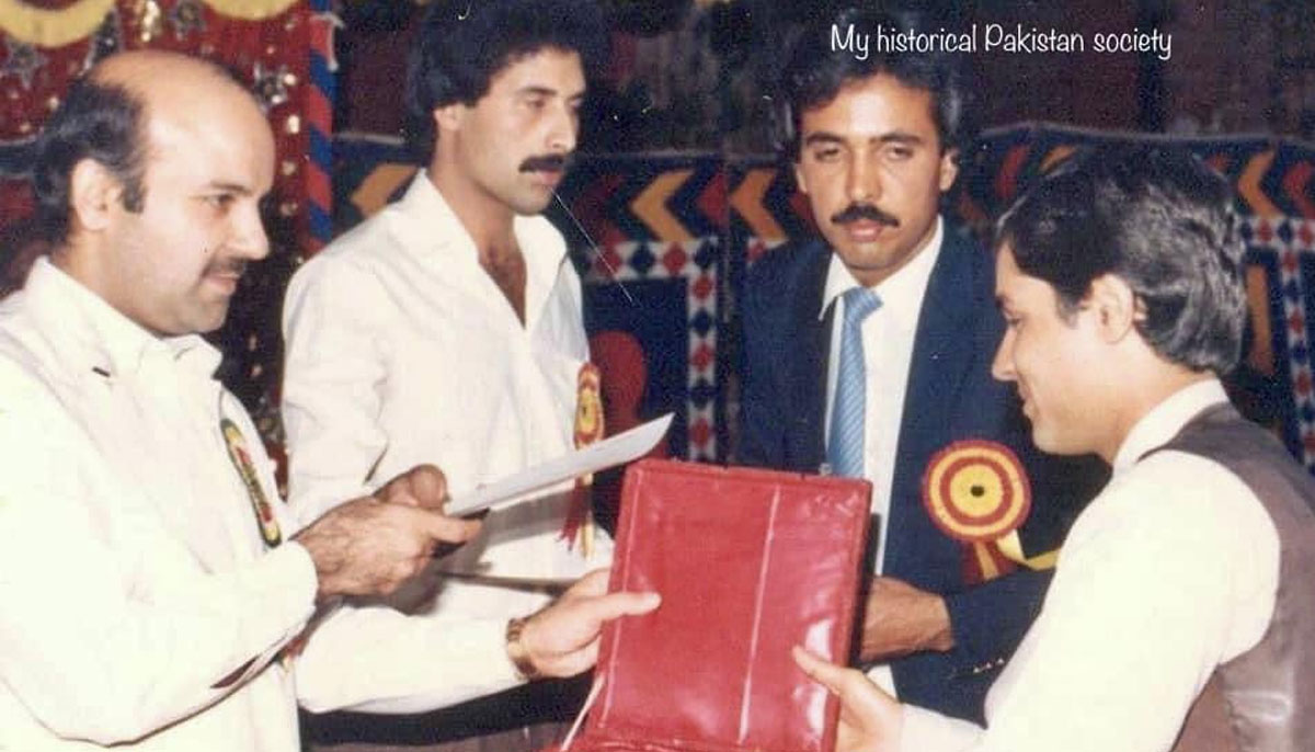 Shehbaz Sharif presents a certificate to a student in a prize-awarding ceremony.—Facebook@ShehbazSharif