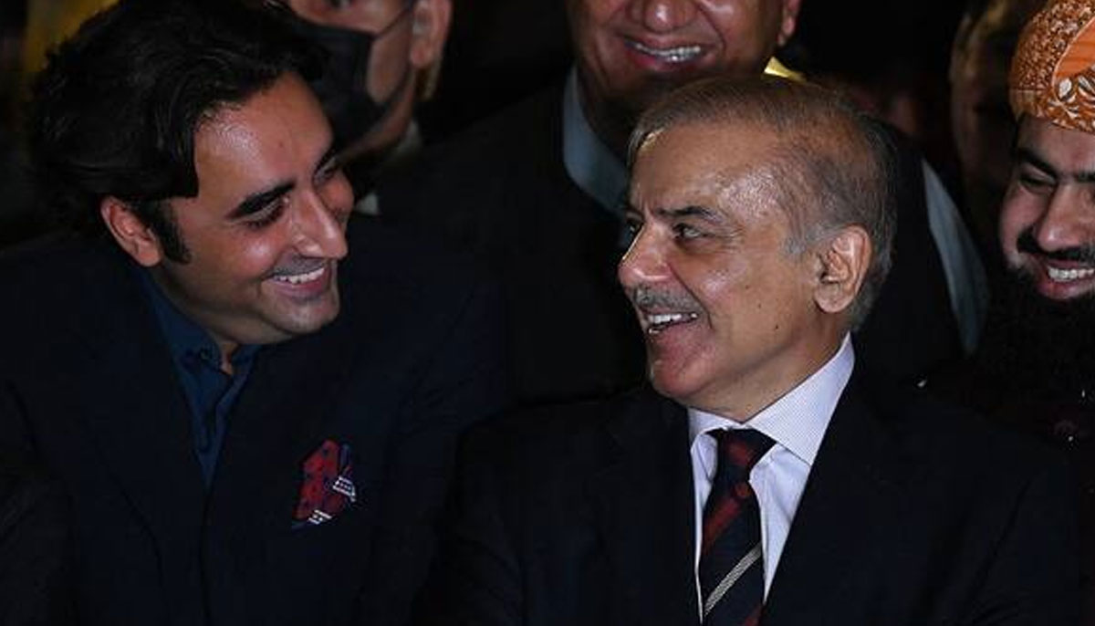 Pakistans opposition leader Shahbaz Sharif (C) and Bilawal Bhutto Zardari (R) smile during a press conference with other parties leaders in Islamabad on April 7, 2022, after a Supreme Court verdict. —AFP