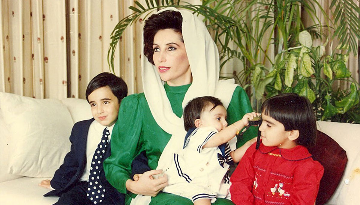 (Left to right) Bilawal Bhutto-Zardari, Benazir Bhutto, Aseefa, and Bakhtawar Bhutto-Zardari pose for a family photo.— PPP