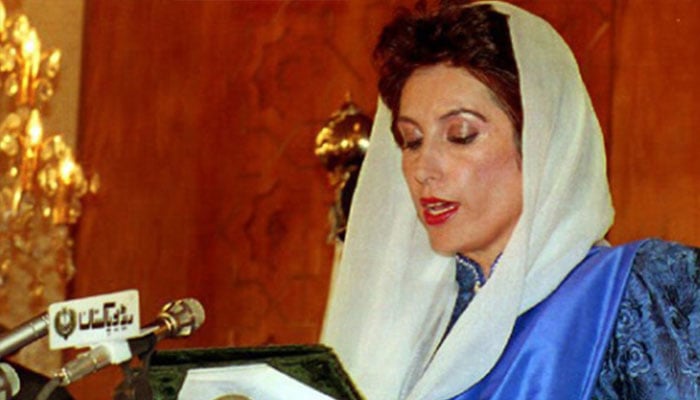 Benazir Bhutto takes oath as prime minister on October 19, 1993, in Islamabad.—AFP