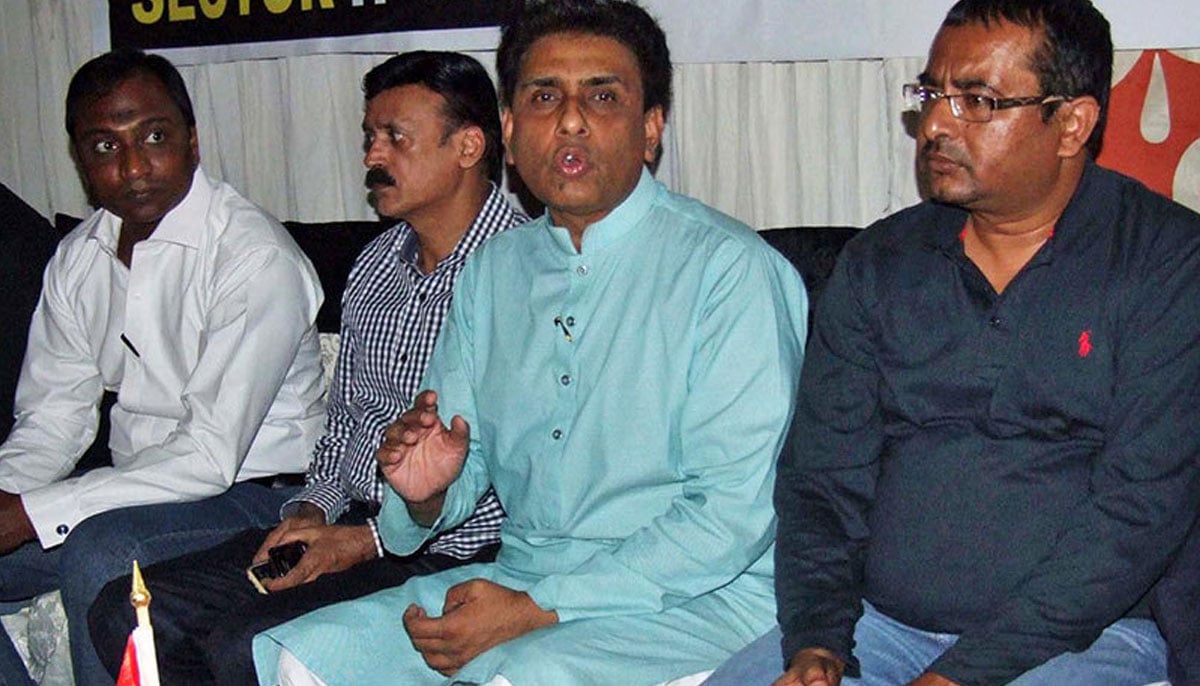 Dr Khalid Maqbool Siddiqui addressing a press conference after visiting a membership camp in Latifabad. –Online/File