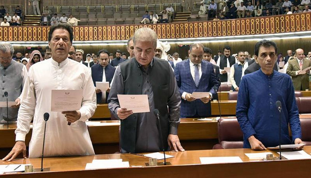 Dr Khalid Maqbool Siddiqui (R) taking aoth as member of the parliament along with Shah Mehmood Qureshi (Center) and Imran Khan (L) in 2018.—X@PTI