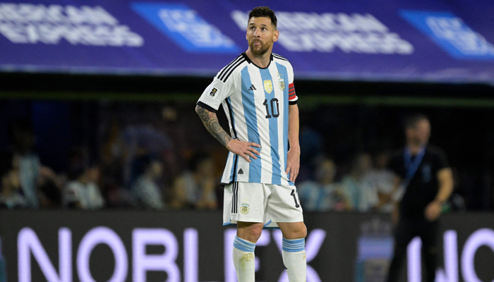 ارجنٹینا کے فارورڈ لیونل میسی نے 16 نومبر 2023 کو بیونس آئرس کے لا بومبونیرا اسٹیڈیم میں 2026 فیفا ورلڈ کپ کے جنوبی امریکن کوالیفکیشن فٹ بال میچ کے دوران یوروگوئے کے گول کے بعد ردعمل ظاہر کیا۔ — اے ایف پی