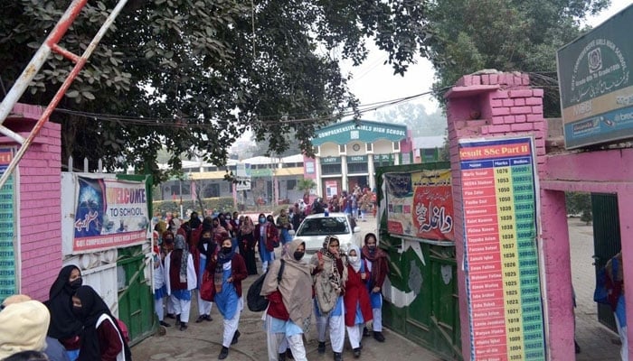 Students walk out of their school in Sargodha amid cold and foggy weather on January 10, 2024. — APP