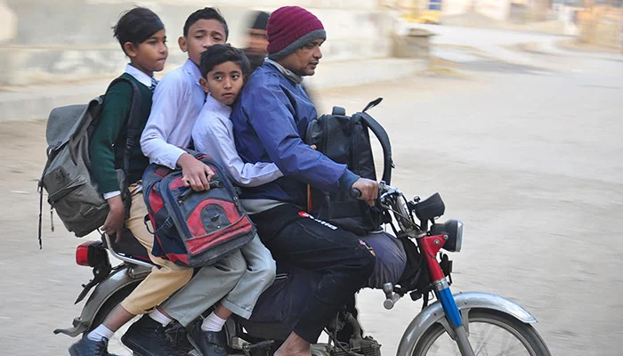 Students on their way to school after the end of winter vacations in Karachi, on January 1, 2024. — Online
