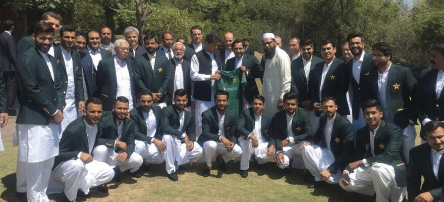 Imran Khan meets the 2019 Pakistan Cricket World Cup squad. - PMO