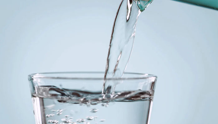 Water being poured in a glass. — X/@kablo