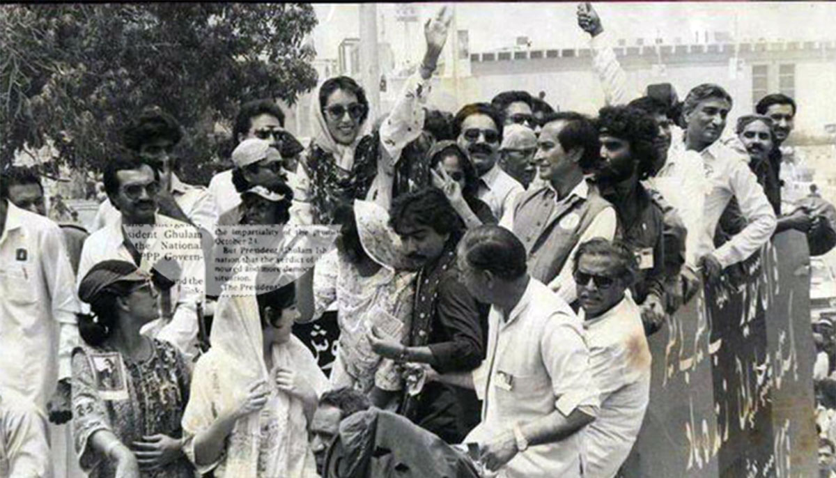 Benazir Bhutto waves to her party workers on her return from exile on April 10, 1986.—X@Majid_PSF