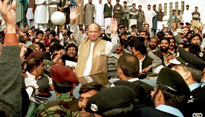 1997 میں، نواز شریف کو پاکستان کی سپریم کورٹ میں توہین کے الزامات کا سامنا کرنا پڑا، جہاں انہوں نے ججوں کے سامنے پیش ہونے کے بعد حامیوں کو ہاتھ ہلایا۔ بعد میں ان کے حامیوں نے عدالت پر دھاوا بول دیا اور چیف جسٹس اور صدر دونوں کو عہدے سے ہٹا دیا گیا۔—NPR