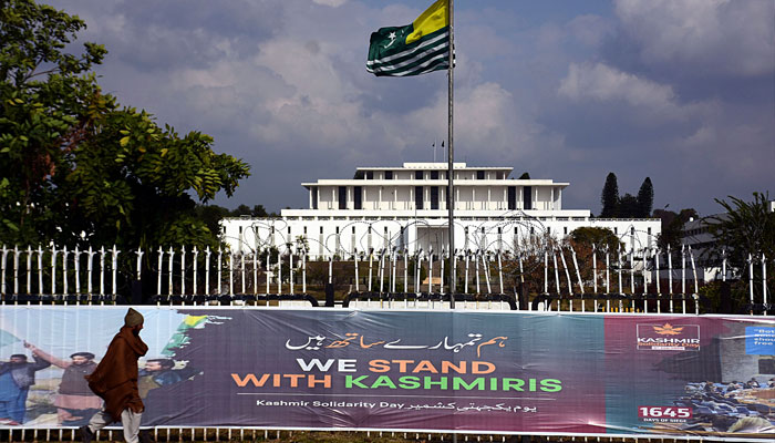 A view of Kashmiri flag and banners displayed alongside Constitution Avenue in front of President House, in connection with Kashmir Solidarity Day in the Federal Capital. — Online