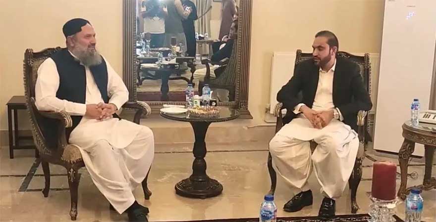 Then Balochistan Chief Minister Abdul Quddus Bizenjo (right) meets with Jam Kamal Khan to resolve differences on September 30, 2024. —APP/File