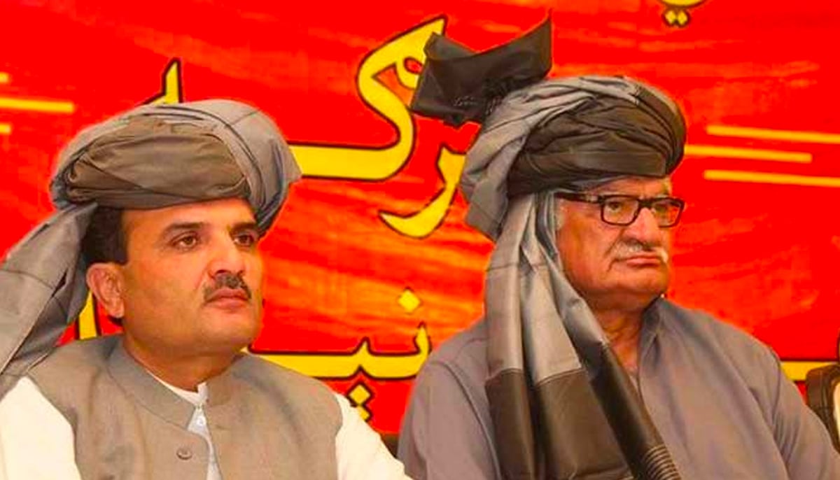 Former KP chief minister Amir Haider Hoti (L) and ANP chief Asfandyar Wali. —APP/File