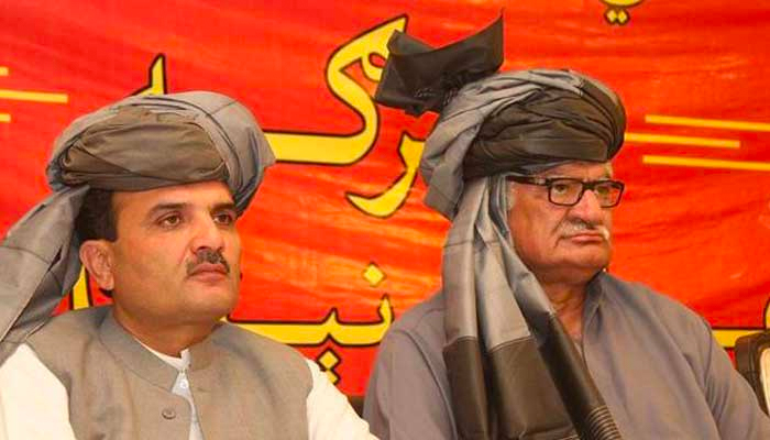 Former KP chief minister Amir Haider Hoti (L) and ANP chief Asfandyar Wali. —APP/File