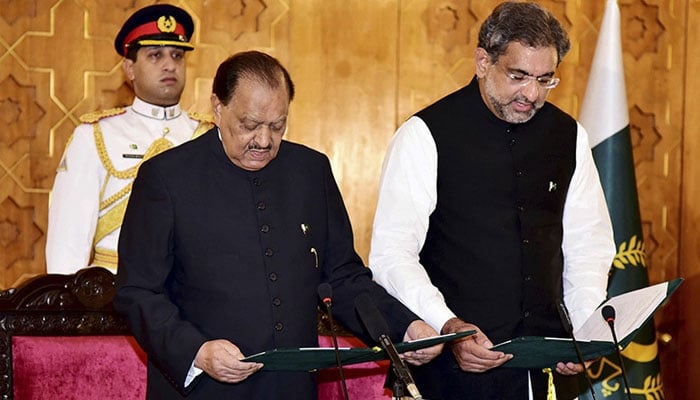 Shahid Khaqan Abbasi (R) is sworn in by Pakistani President Mamnoon Hussain (L, front) as Pakistani 28th Prime Minister in Islamabad, Pakistan, on Aug 1, 2017. —Xinhua