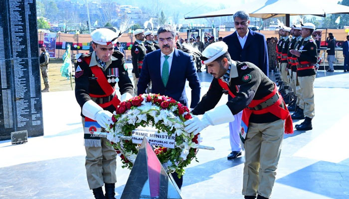 Prime Minister (PM) Anwaar-ul-Haq Kakar lays a floral wreath at the Martyrs Monument in Muzaffarabad on February 5, 2024. — ISPR