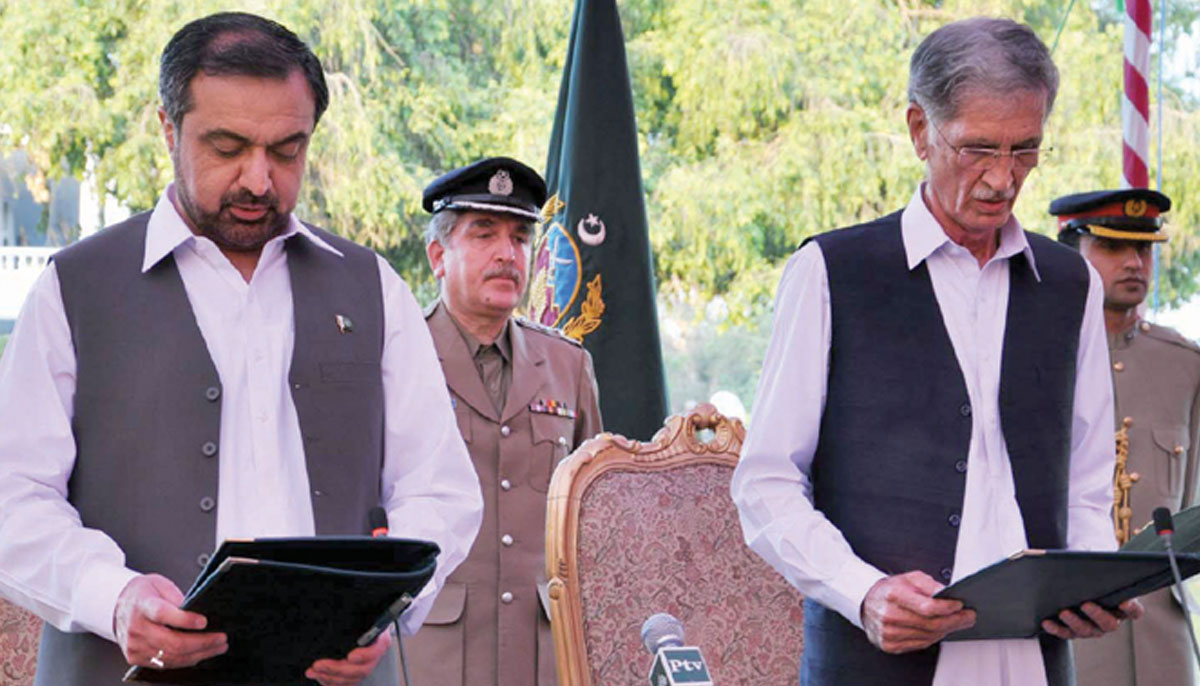 Senior PTI leader Pervaiz Khattak takes oath at the Governor House as the 26th chief minister of Khyber-Pakhtunkhwa. —APP