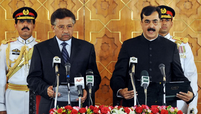 President Pervez Musharraf (2nd left) administers oath to newly elected Pakistani Prime Minister Yousuf Raza Gilani in Islamabad on March 25, 2008. —AFP