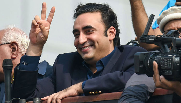 Pakistan People´s Party (PPP) chairman Bilawal Bhutto Zardari gestures the victory sign during an election campaign rally in Karachi on February 5, 2024, ahead of the country´s upcoming national elections. — AFP