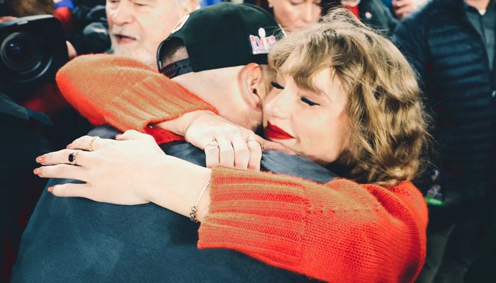 Taylor Swift hugs Travis Kelce after a match. — X/@grosbygroup