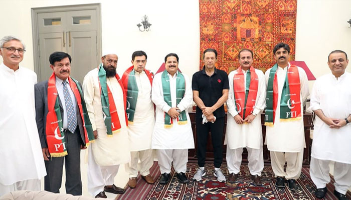 PTI Chairman Imran Khan meets with elected independents from Punjab who announced they would be join the party on July 30, 2018. — PTI Central Media Department