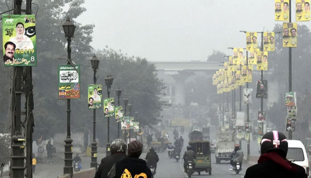 Thick smog drastically reduces visibility on a road in Lahore on January 26, 2024. — Online