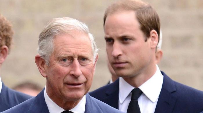 Książę William rozpoczyna służbę wśród plotek o abdykacji króla Karola