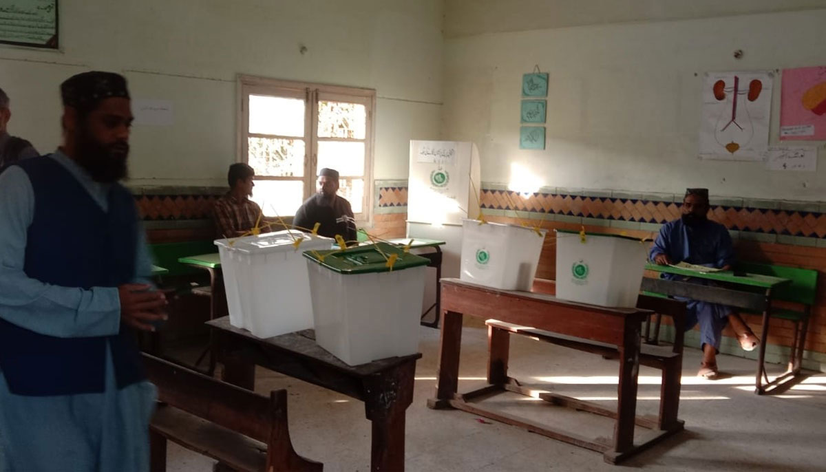 The picture presiding officers inside polling booth. — Geo.tv