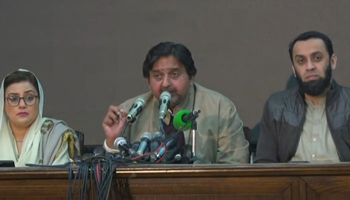 Pakistan Muslim League-Nawaz (PML-N) leaders Malik Ahmad Khan (centre), Azma Bukhari (left) and Attaullah Tarar (right). — YouTube screengrab/Geo News