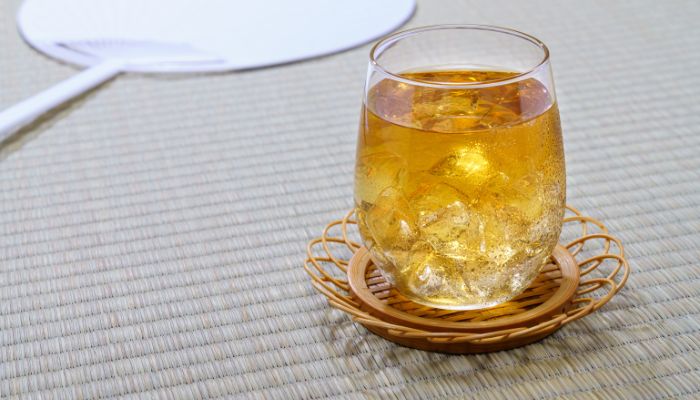 The picture shows barley tea in a glass. — Canva
