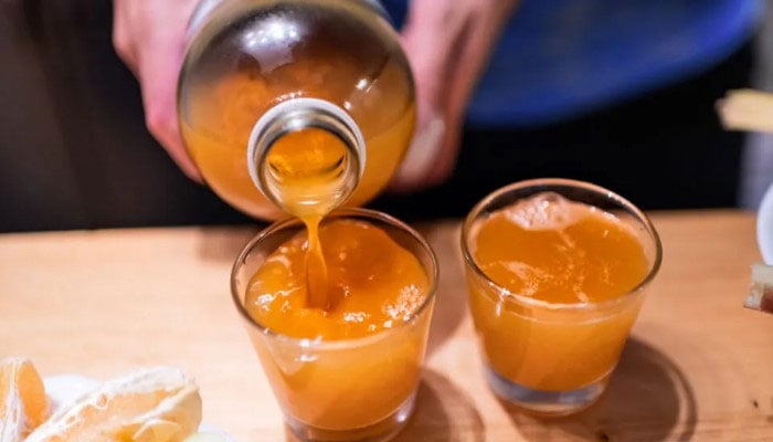 Le Kombucha est versé dans des verres à shot.  - Actualités médicales aujourd'hui via Pinterest